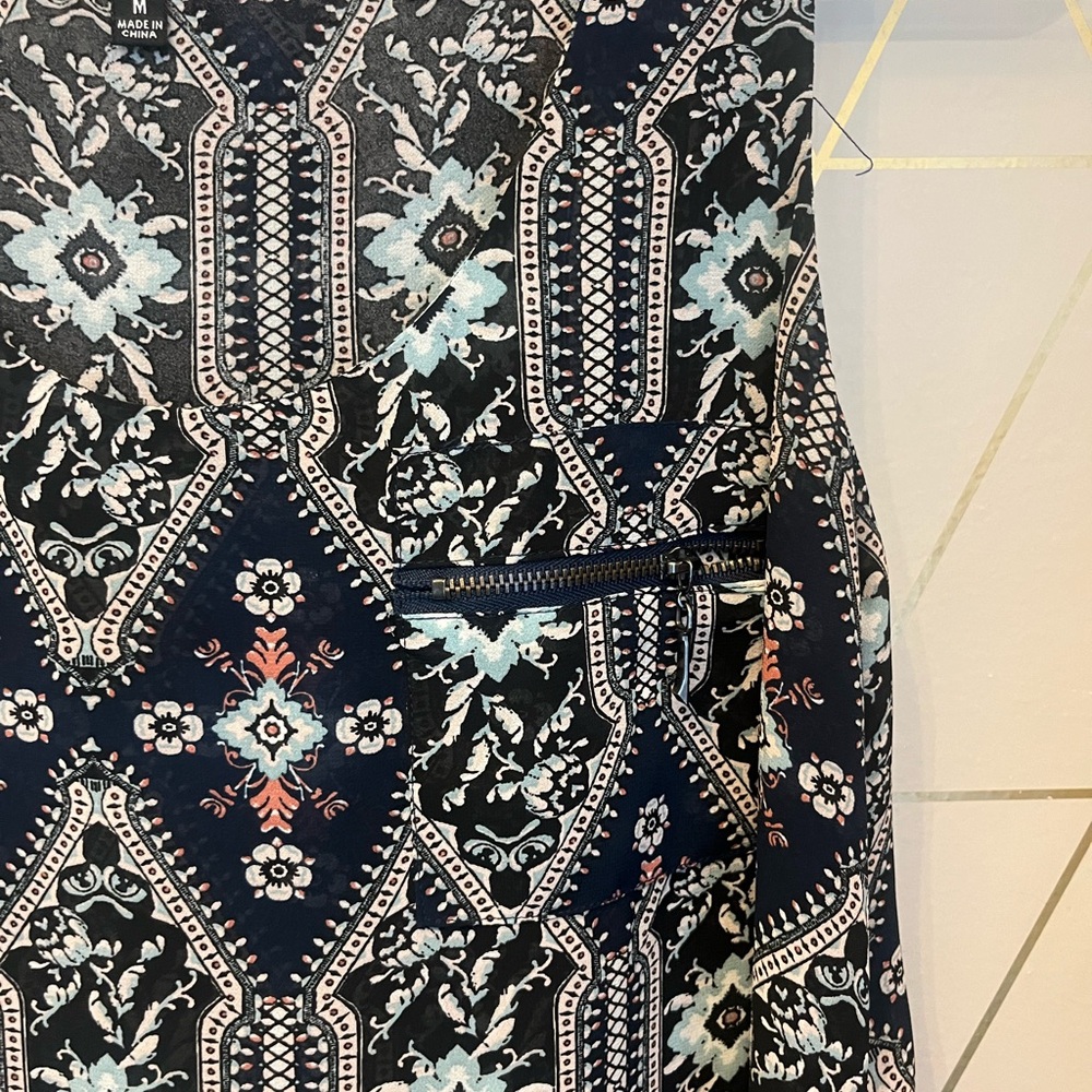 Sleeveless blouse. MEDIUM WOMENS